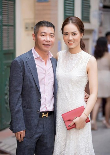 Mới đây, thông tin nghệ sĩ Công Lý bị trượt chân ngã tại nhà riêng phải nhập viện khiến fan lo lắng. Mọi người gửi lời chúc anh mau ra khỏe để trở lại với công việc và tổ ấm nhỏ.