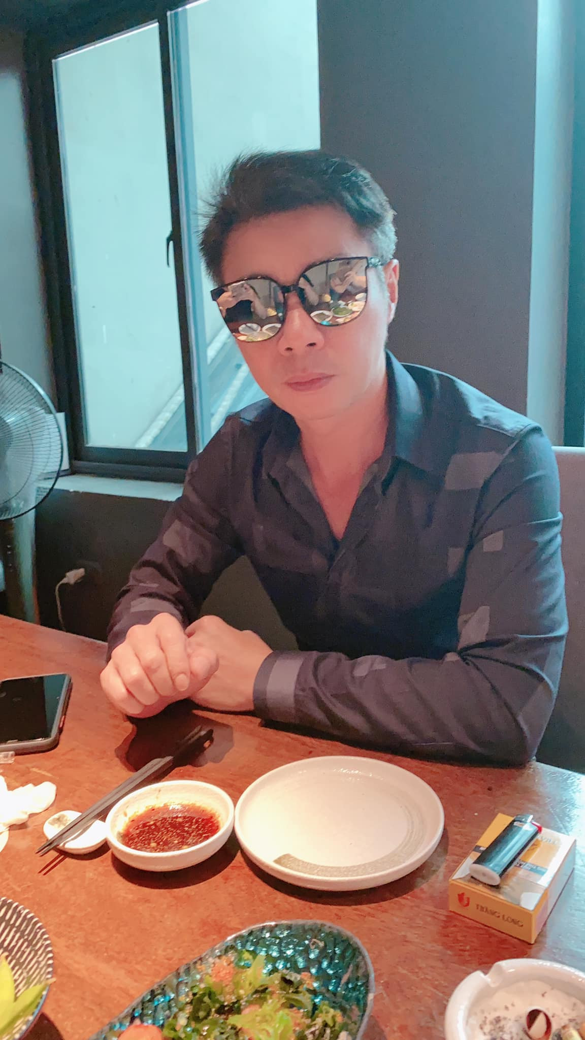 Vẻ ngoài của Công Lý được "nâng cấp" nhờ những trang phục lịch lãm cùng những món đồ hiệu mà Ngọc Hà khéo chọn. Trong đó phải kể đến là đôi giày hàng hiệu được "bóc giá" tới 20 triệu đồng hay một chiếc ví cùng thương hiệu có giá 13 triệu đồng...