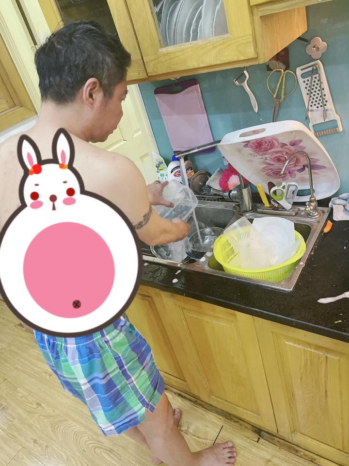 Nghệ sĩ Công Lý từng chia sẻ anh thay đổi để hòa hợp với Ngọc Hà. Khán giả cũng thấy được hạnh phúc giản đơn của cả hai người khi vợ trẻ chia sẻ khoảnh khắc được ông xã giúp làm việc nhà.