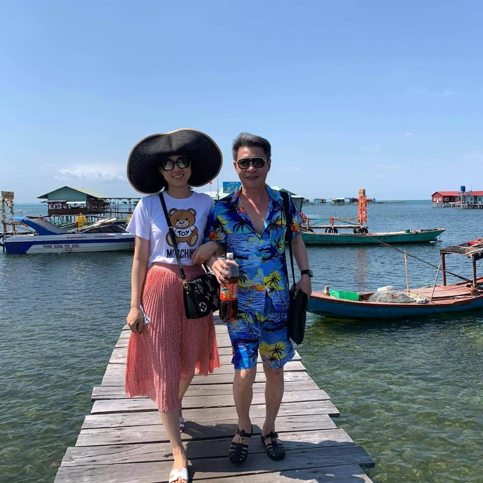 Dù hơn bà xã 15 tuổi nhưng Công Lý vẫn rất phong độ. Dù vậy, bà xã Ngọc Hà vẫn thường trêu nam nghệ sĩ là anh "Lý già".