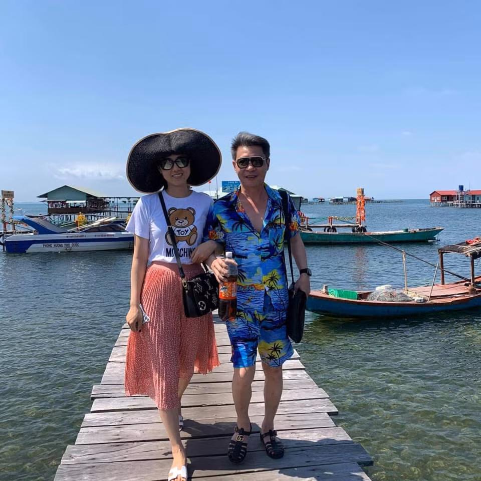 Dù hơn bà xã 15 tuổi nhưng Công Lý vẫn rất phong độ. Dù vậy, bà xã Ngọc Hà vẫn thường trêu nam nghệ sĩ là anh "Lý già".