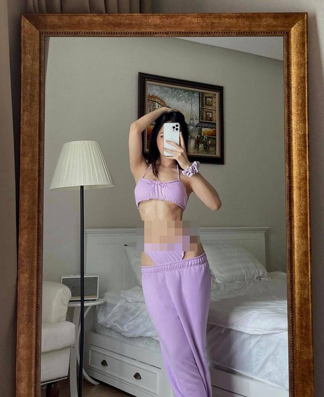 Giọng ca 9X cố gắng biến tấu trang phục để khiến mình trông gợi cảm nhất có thể.