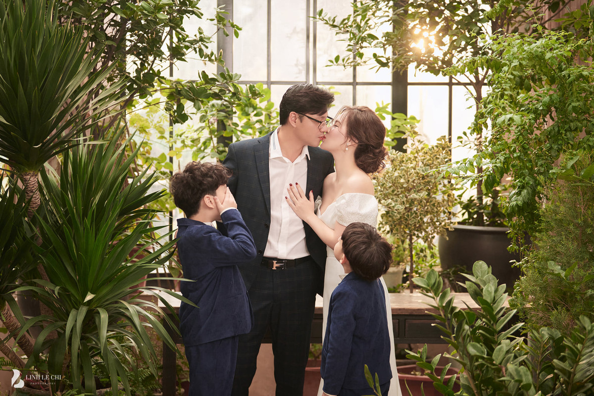 Đan Lê luôn biết cách giữ lửa hạnh phúc hôn nhân. Cả hai vợ chồng cô được xem là cặp đôi kiểu mẫu của showbiz Việt.