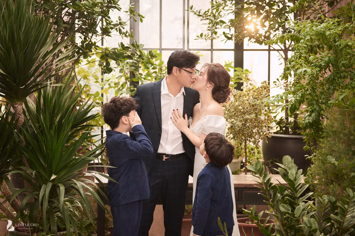 Đan Lê luôn biết cách giữ lửa hạnh phúc hôn nhân. Cả hai vợ chồng cô được xem là cặp đôi kiểu mẫu của showbiz Việt.