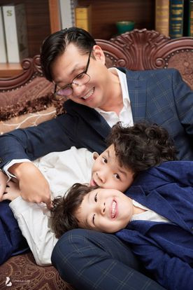 Nghiêm khắc trong công việc nhưng khi ở bên các con, đạo diễn Khải Anh cũng có những khoảnh khắc hài hước, "lầy lội".