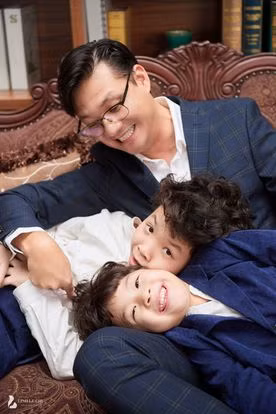 Nghiêm khắc trong công việc nhưng khi ở bên các con, đạo diễn Khải Anh cũng có những khoảnh khắc hài hước, "lầy lội".