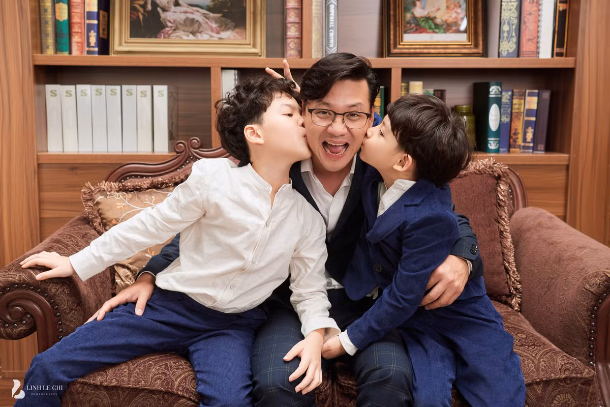 Hai cậu con trai Khải Minh (sinh năm 2011) và Khải Nguyên (sinh năm 2014) là "trái ngọt" trong cuộc hôn nhân viên mãn của cặp vợ chồng diễn viên - đạo diễn này.