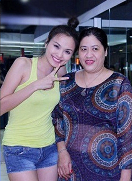 Trước khi lên ngôi Hoa hậu Thế giới người Việt 2010, Diễm Hương và mẹ ruột đã rất quấn quít, thân thiết với nhau. (Ảnh: Zing)