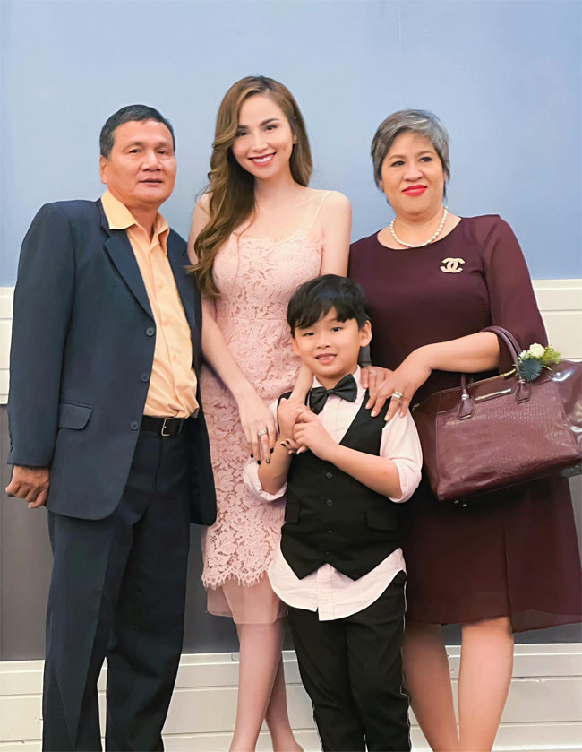 Trong một talk show, Diễm Hương cho biết mối quan hệ của cô và mẹ đã trở lại bình thường sau 4 năm bị mẹ “từ mặt”. (Ảnh: FBNV)