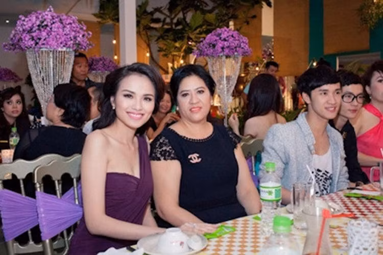 Đỉnh điểm khi Hoa hậu Diễm Hương quyết định ly hôn chồng đại gia, mối quan hệ mẹ con giữa hai người ngày càng rạn nứt không phương cứu chữa. (Ảnh: Zing)