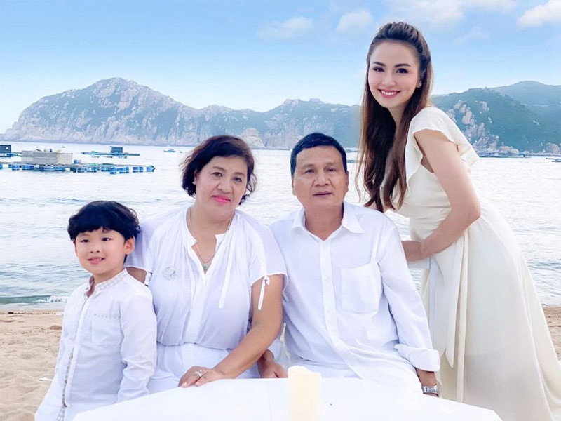 Vào tháng 9/2020, trên trang cá nhân, người đẹp 31 tuổi viết: "Cảm ơn ba mẹ đã sinh con ra trên đời, để con được biết thế nào là yêu thương. Chúc mừng 31 năm ba bên mẹ, mẹ thương ba. Gia đình là nơi ta cùng nhau trưởng thành và học làm người với trọn vẹn lòng yêu thương, tha thứ…”. (Ảnh: FBNV)