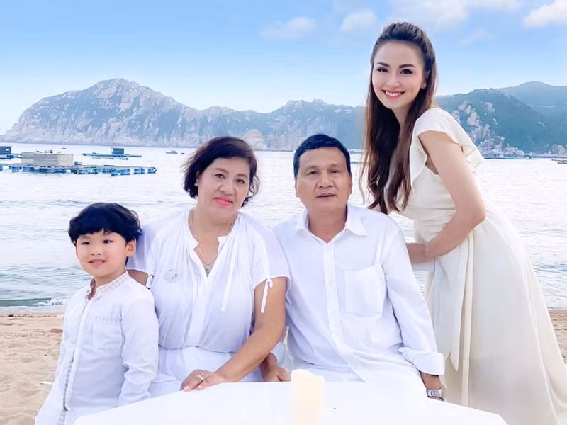 Vào tháng 9/2020, trên trang cá nhân, người đẹp 31 tuổi viết: "Cảm ơn ba mẹ đã sinh con ra trên đời, để con được biết thế nào là yêu thương. Chúc mừng 31 năm ba bên mẹ, mẹ thương ba. Gia đình là nơi ta cùng nhau trưởng thành và học làm người với trọn vẹn lòng yêu thương, tha thứ…”. (Ảnh: FBNV)