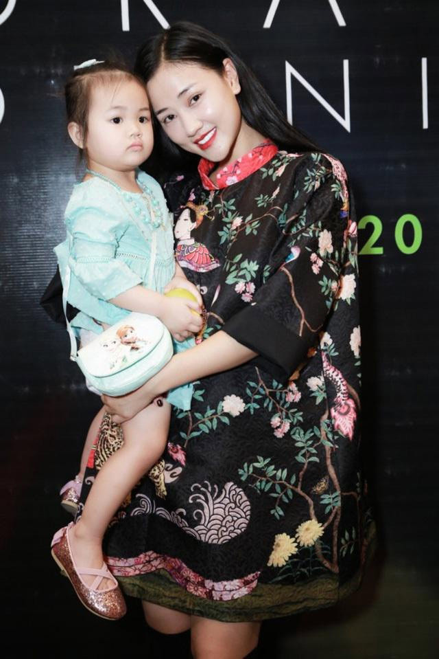 Tháng 3/2015, Maya hạ sinh bé Bồ Câu. Tuy nhiên, nữ ca sĩ giấu kín danh tính cha của bé.