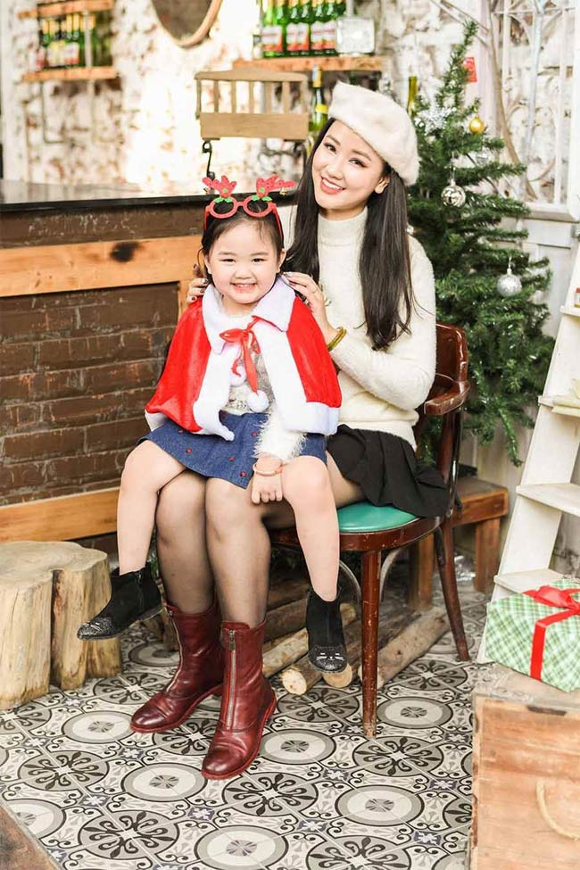 "Làm mẹ đơn thân cũng có sự thoải mái riêng nhất định, nhưng cũng vất vả hơn gấp đôi so với những bà mẹ có chồng bên cạnh", người đẹp sinh năm 1988 chia sẻ.