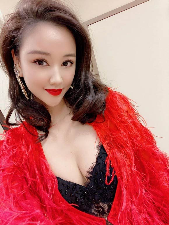 "Hiện tại tôi và bố của con gái vẫn giữ mối quan hệ đúng mực của 2 người làm cha làm mẹ và có trách nhiệm với Bồ Câu. Còn câu chuyện cũ đã qua tôi không muốn nhắc lại, nó đã là quá khứ vì giờ đây ai cũng có cuộc sống riêng" Maya chia sẻ.