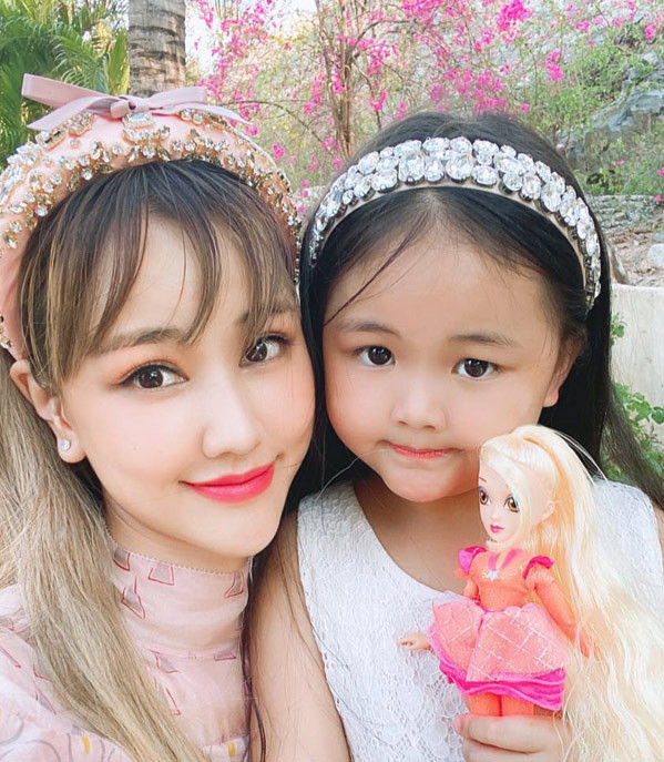 Theo " mẹ đơn thân" Maya chia sẻ, mỗi tháng cô tốn 60-80 triệu tiền học cho con gái ở trường quốc tế và các môn ngoại khóa khác.