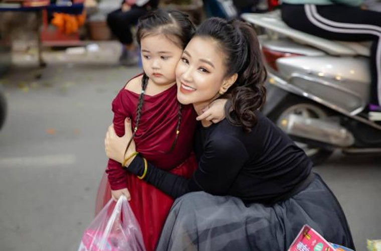 Cũng từ khi có con, Maya tiết chế trong chi tiêu hơn để con lo cho tương lai của Bồ Câu. Cô không vung tiền vào hàng hiệu như lúc độc thân.