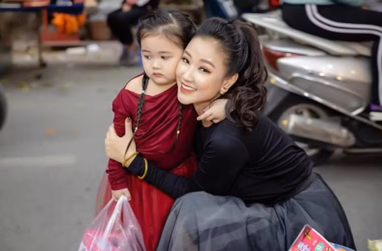 Cũng từ khi có con, Maya tiết chế trong chi tiêu hơn để con lo cho tương lai của Bồ Câu. Cô không vung tiền vào hàng hiệu như lúc độc thân.