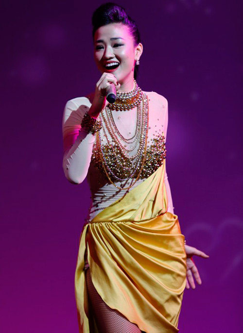 Để chủ động kinh tế cho hai mẹ con, ca sĩ Maya quay trở lại ca hát và kinh doanh. Cô nhận vai chính trong dự án điện ảnh "Yêu bằng cả trái tim" của Lê Thiện Viễn.