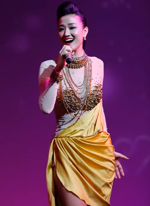 Để chủ động kinh tế cho hai mẹ con, ca sĩ Maya quay trở lại ca hát và kinh doanh. Cô nhận vai chính trong dự án điện ảnh "Yêu bằng cả trái tim" của Lê Thiện Viễn.