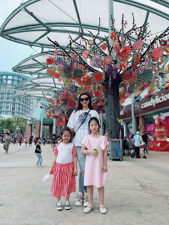 Con gái đã lớn, kinh tế ổn định nên "mẹ đơn thân" Maya có nhiều thời gian dành cho bản thân hơn. Cô tận hưởng cuộc sống và đi du lịch thường xuyên.