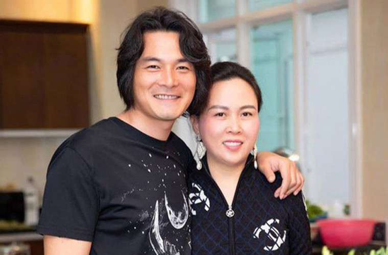 Mặc dù kém người yêu tới 9 tuổi nhưng càng ngày, khoảng cách tuổi tác giữa hai người càng thu hẹp vì Phượng Chanel ngày càng trẻ đẹp ra còn Quách Ngọc Ngoan lại ngày càng già hơn so với tuổi.