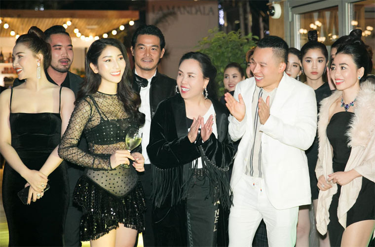 Kể từ khi hẹn hò Phượng Chanel, nam diễn viên sinh năm 1986 thường xuyên tháp tùng cô tới những sự kiện đình đám.