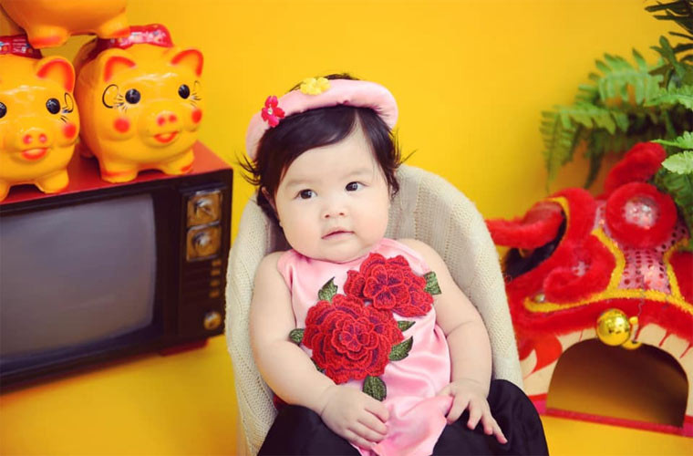 Mặc dù còn nhỏ nhưng con gái Trần Bảo Sơn tỏ ra rất hợp tác khi làm mẫu chụp ảnh. Xem video "Trương Ngọc Ánh tiết lộ lợi nhuận phim Việt triệu đô". Nguồn VTC14: