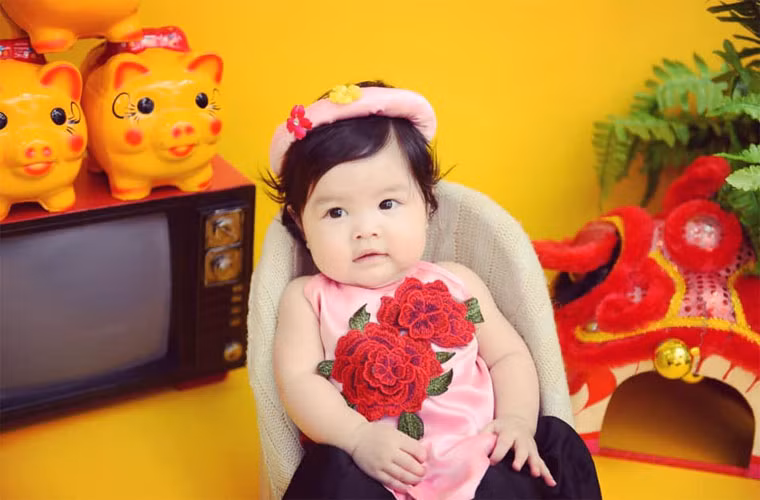 Mặc dù còn nhỏ nhưng con gái Trần Bảo Sơn tỏ ra rất hợp tác khi làm mẫu chụp ảnh. Xem video "Trương Ngọc Ánh tiết lộ lợi nhuận phim Việt triệu đô". Nguồn VTC14: