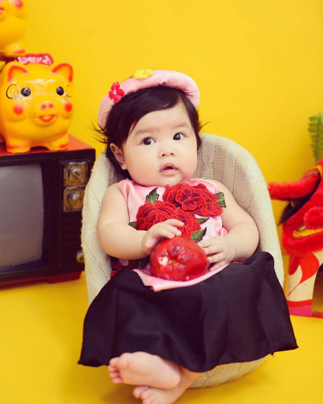 Nhìn bé Bảo Khanh, nhiều người nhận xét giống y hệt bố Bảo Sơn.