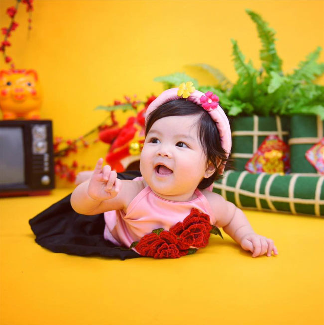 Nụ cười tươi xinh xắn của con gái Bảo Sơn gây chú ý với cộng đồng mạng.