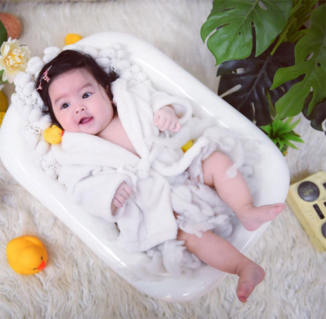 Mái tóc xoăn dài cùng đôi mắt to tròn, khóe miệng xinh xắn của bé khiến ai nhìn thấy cũng muốn cưng.