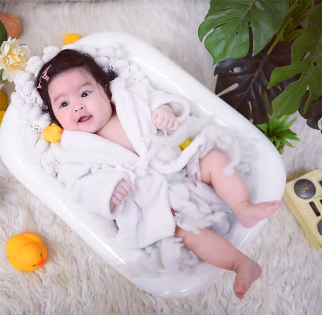 Mái tóc xoăn dài cùng đôi mắt to tròn, khóe miệng xinh xắn của bé khiến ai nhìn thấy cũng muốn cưng.