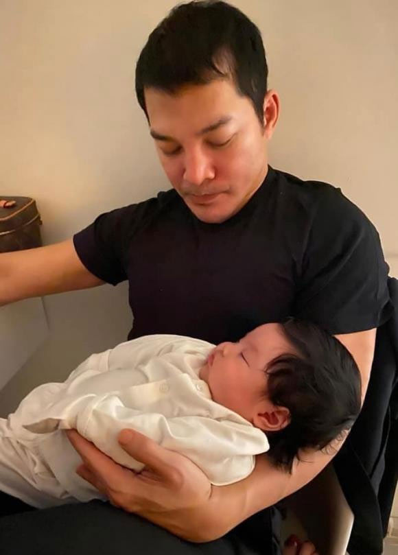 Hình ảnh con gái vài tháng tuổi của nam diễn viên Trần Bảo Sơn và vợ mới gây xôn xao mạng xã hội.