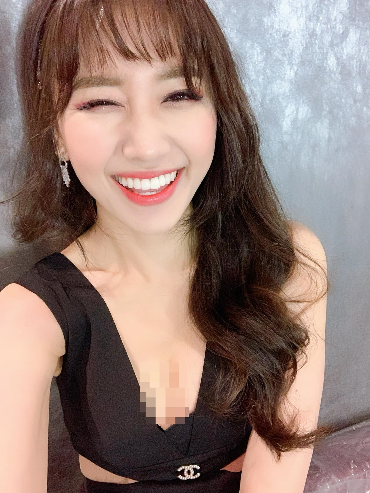 Đặc biệt nữ ca sĩ rất chỉn chu trong phong cách mỗi khi xuất hiện ở sự kiện, dù đời thường cô ăn mặc khá trẻ trung và thoải mái.