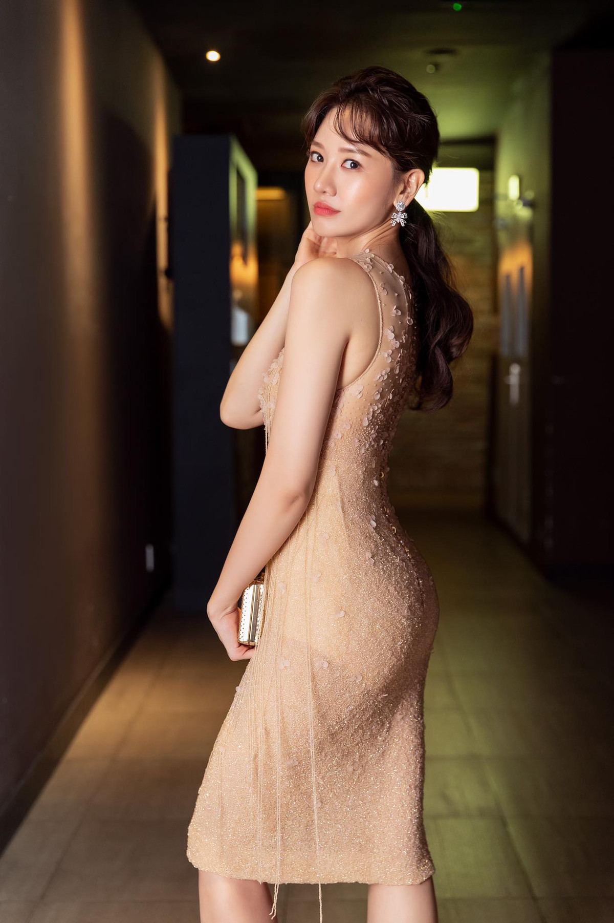 Với lợi thế hình thể, vợ ca sĩ xinh đẹp của Trấn Thành rất chăm lên đồ gợi cảm, khoe triệt để 3 vòng nảy nở mỗi lần xuất hiện trước công chúng.