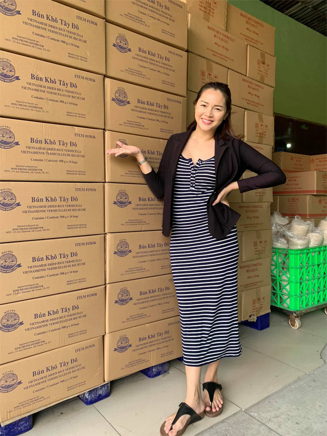 Cô thành lập công ty Sống Đẹp với các sản phẩm mang tên Thực phẩm sạch mẹ Cool. Lợi nhuận từ bán hàng online giúp mẹ con cô có cuộc sống đủ đầy.