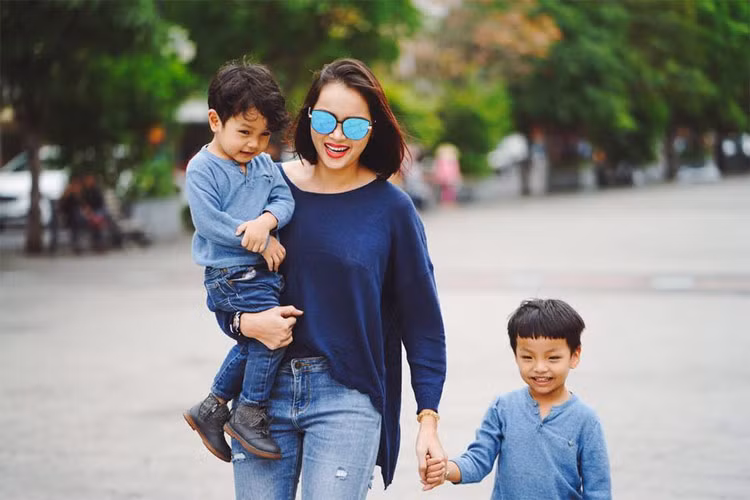 Sau hai lần cưới hụt, nàng á hậu chọn cách làm mẹ đơn thân. Ngoài con trai ruột, Diễm Châu còn nhận nuôi một bé trai nữa.