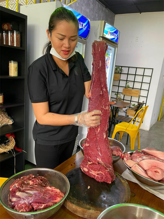 Sau một thời gian tham gia nghệ thuật, Diễm Châu rút khỏi showbiz, kinh doanh online và bán rất đắt hàng.