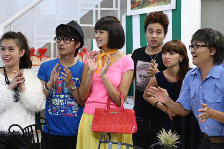 Không chỉ là gương mặt mẫu quen thuộc trên sàn diễn thời trang, người đẹp sinh năm 1986 đóng rất nhiều phim truyền hình như "Cô gái xấu xí", "Yêu từ thủa nào", "Ngõ vắng", "Một nửa yêu thương", "Gia đình vô địch", "Dấn thân vào nước mắt", "Nàng dâu bất đắc dĩ"...