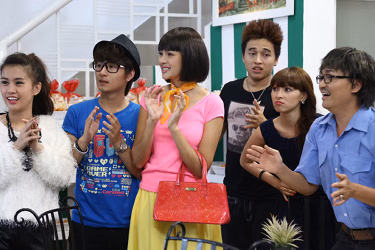 Không chỉ là gương mặt mẫu quen thuộc trên sàn diễn thời trang, người đẹp sinh năm 1986 đóng rất nhiều phim truyền hình như "Cô gái xấu xí", "Yêu từ thủa nào", "Ngõ vắng", "Một nửa yêu thương", "Gia đình vô địch", "Dấn thân vào nước mắt", "Nàng dâu bất đắc dĩ"...