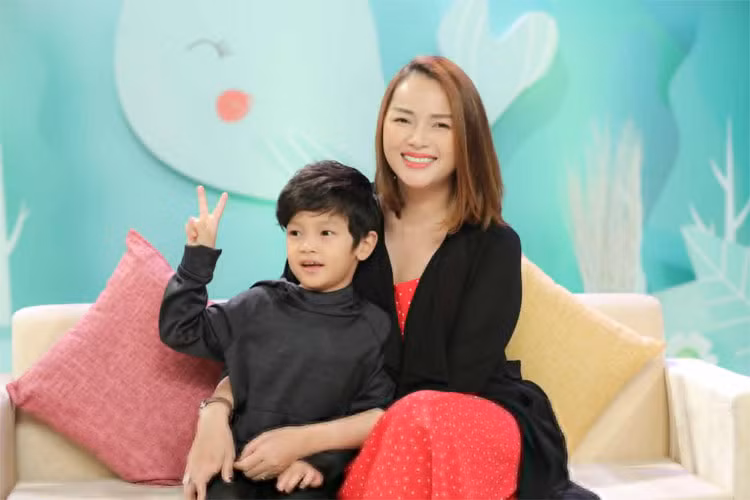  Á hậu Diễm Châu là một trong số ít những sao Việt bán hàng online thành công và có cuộc sống vật chất khá giả không nhờ showbiz.