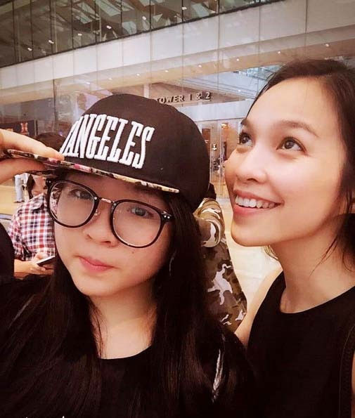 Trên trang cá nhân, giọng ca “Nhật ký của mẹ” thường xuyên chia sẻ những câu chuyện vui vui giữa hai mẹ con và qua đó mọi người thấy cô đóng vai một người bạn của con gái rất đạt.