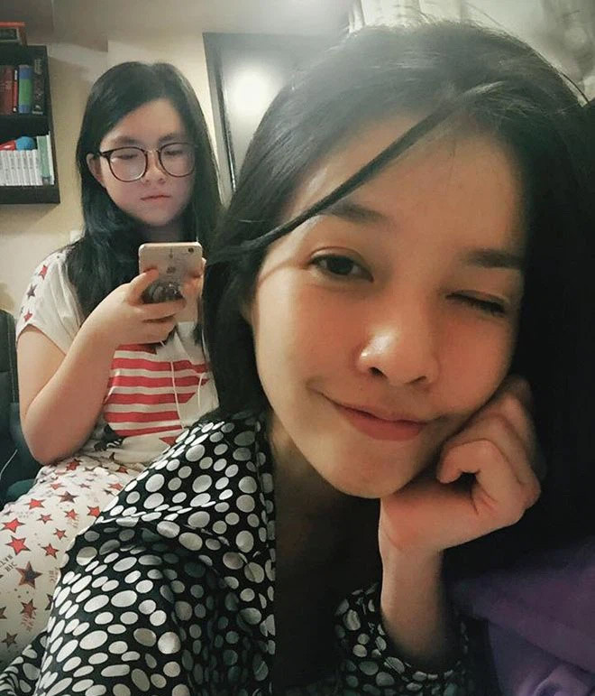  "Mẹ đơn thân" Hiền Thục luôn dạy Gia Bảo là con gái phải sạch sẽ, gọn gàng, có ý tứ như phải biết gom tóc vương trên sàn, ăn mặc kín đáo khi nhà có anh lớn, tự giặt đồ lót của riêng mình và cơ thể luôn có mùi thơm.