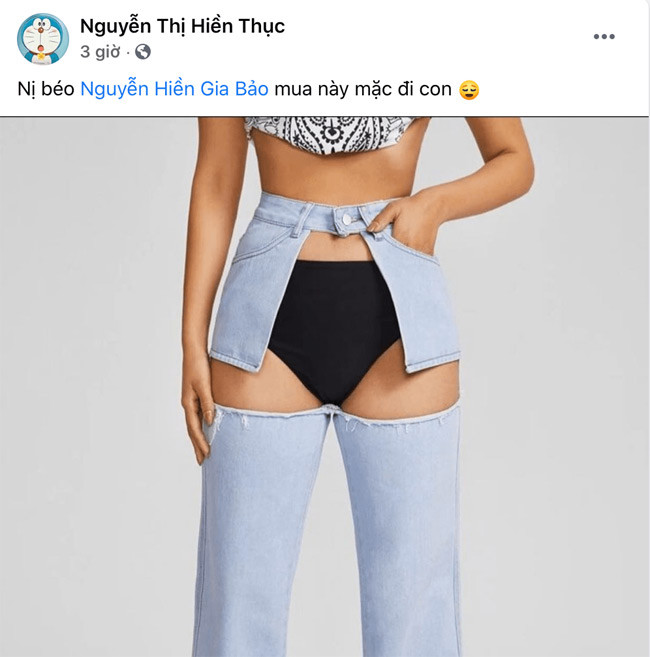 Cô cũng tỏ ra là người mẹ khá cởi mở và teen khi gợi ý cho con mua món đồ thời trang rất sexy như ảnh. Nữ ca sĩ còn khuyến khích bằng cách cho con tiền mua đồ suốt đời.