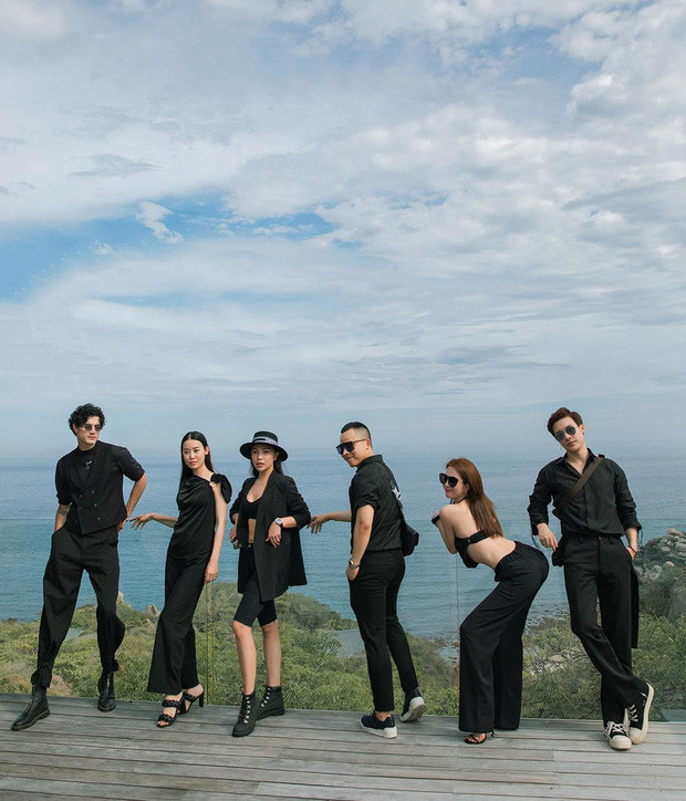 Mỗi chuyến đi du lịch sang chảnh, hội bạn Ngọc Trinh đều rủ nhau diện dress code đẹp mắt và sành điệu.