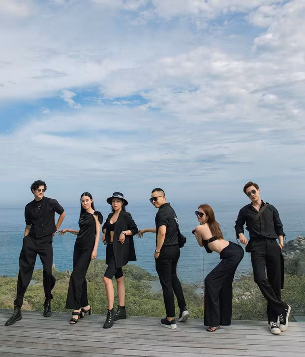 Mỗi chuyến đi du lịch sang chảnh, hội bạn Ngọc Trinh đều rủ nhau diện dress code đẹp mắt và sành điệu.