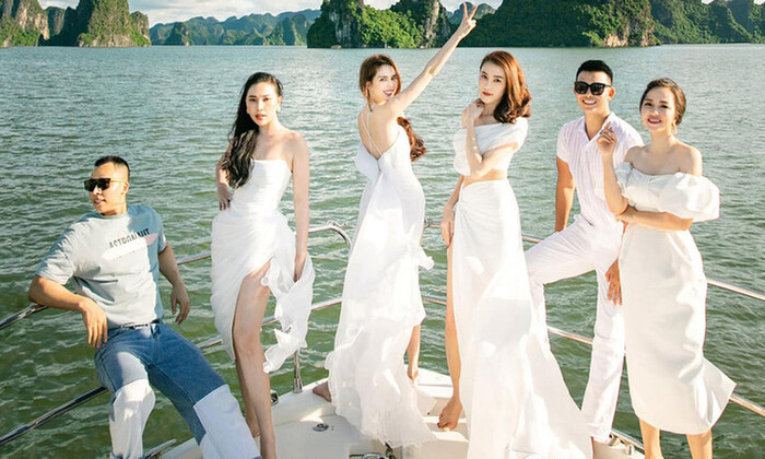 Từ lâu hội bạn thân Ngọc Trinh đã gây choáng ngợp với độ ăn chơi sang chảnh và màn lên đồ "đi đâu nổi đó".