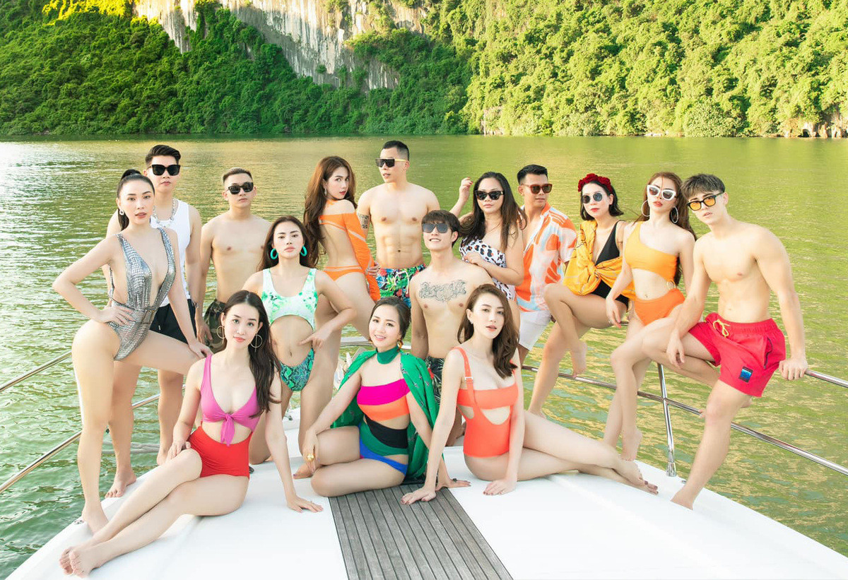 Nhóm bạn thân thiết của "nữ hoàng nội y" bao gồm những gương mặt quen thuộc trong làng giải trí như: "ông bầu" Vũ Khắc Tiệp, Đỗ Long, Quỳnh Thư, Lê Hà, Hà Vi Vi...