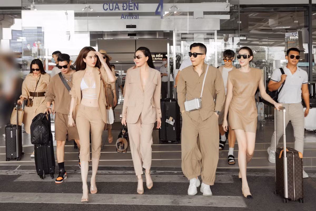 Trong chuyến đi Hạ Long gần đây, nhóm của Ngọc Trinh gây chú ý ngay từ sân bay với trang phục "tông xuyệt tông" nổi bật.